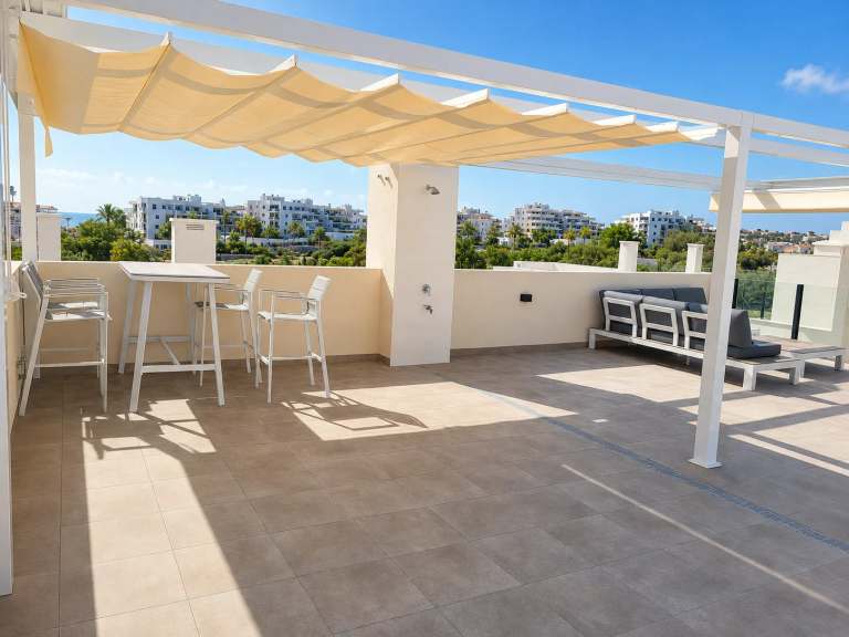 Ruim dakterras van Casa Amparo met pergola, loungehoek, bartafel en uitzicht op zee en omgeving van de Costa Blanca