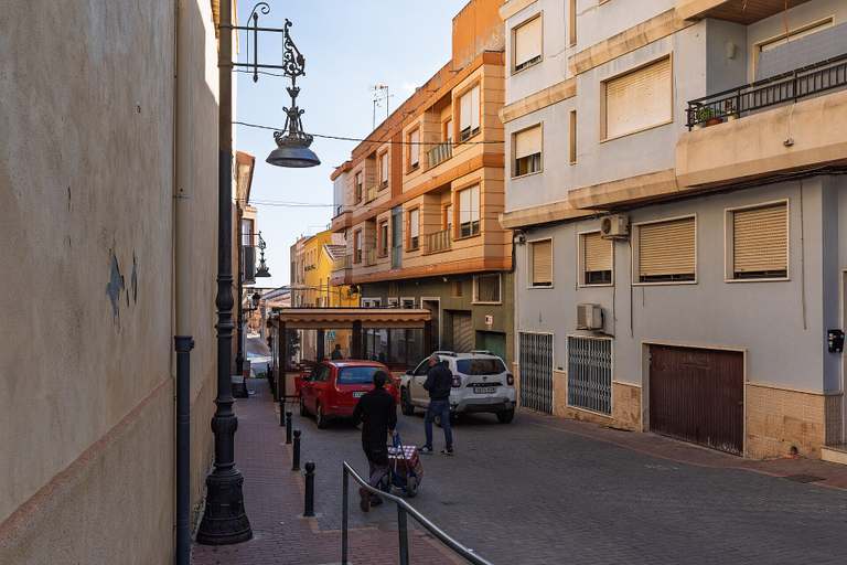 Straat bij de parochiekerk in San Miguel de Salinas in ochtendlicht