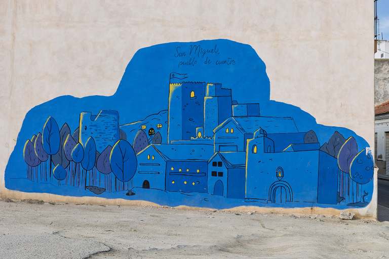 Blauwe muurschildering met de tekst San Miguel, pueblo de cuentos
